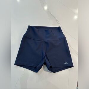 Alo bike shorts! Barely worn maybe like twice. Didn’t like how it looks on me